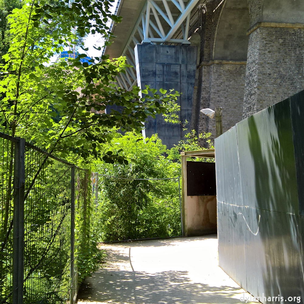 image: This is ‘
konscht am gronn (iii) 6
’.