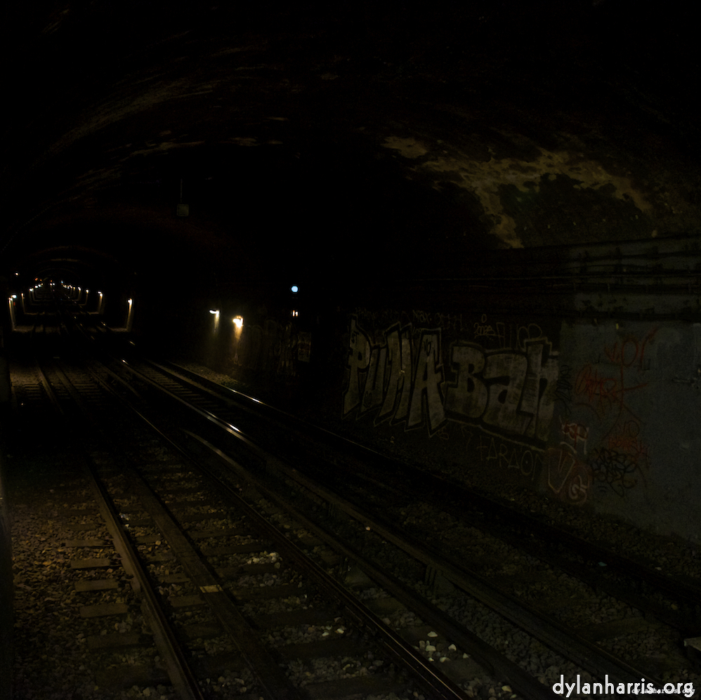 Image 'metro (i) 7'.