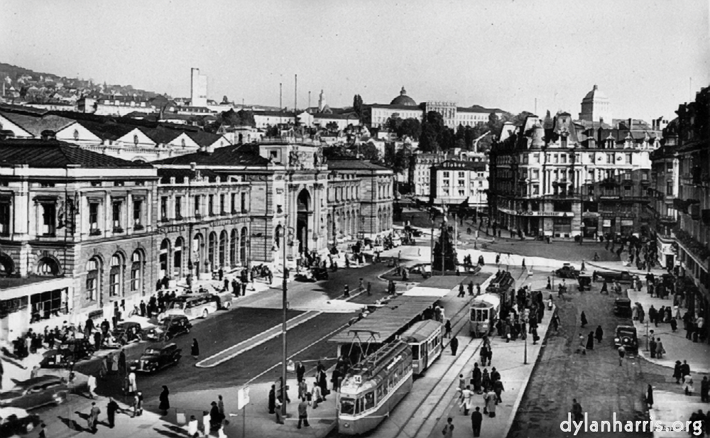 image: Zürich Station and Bahnhofplatz.